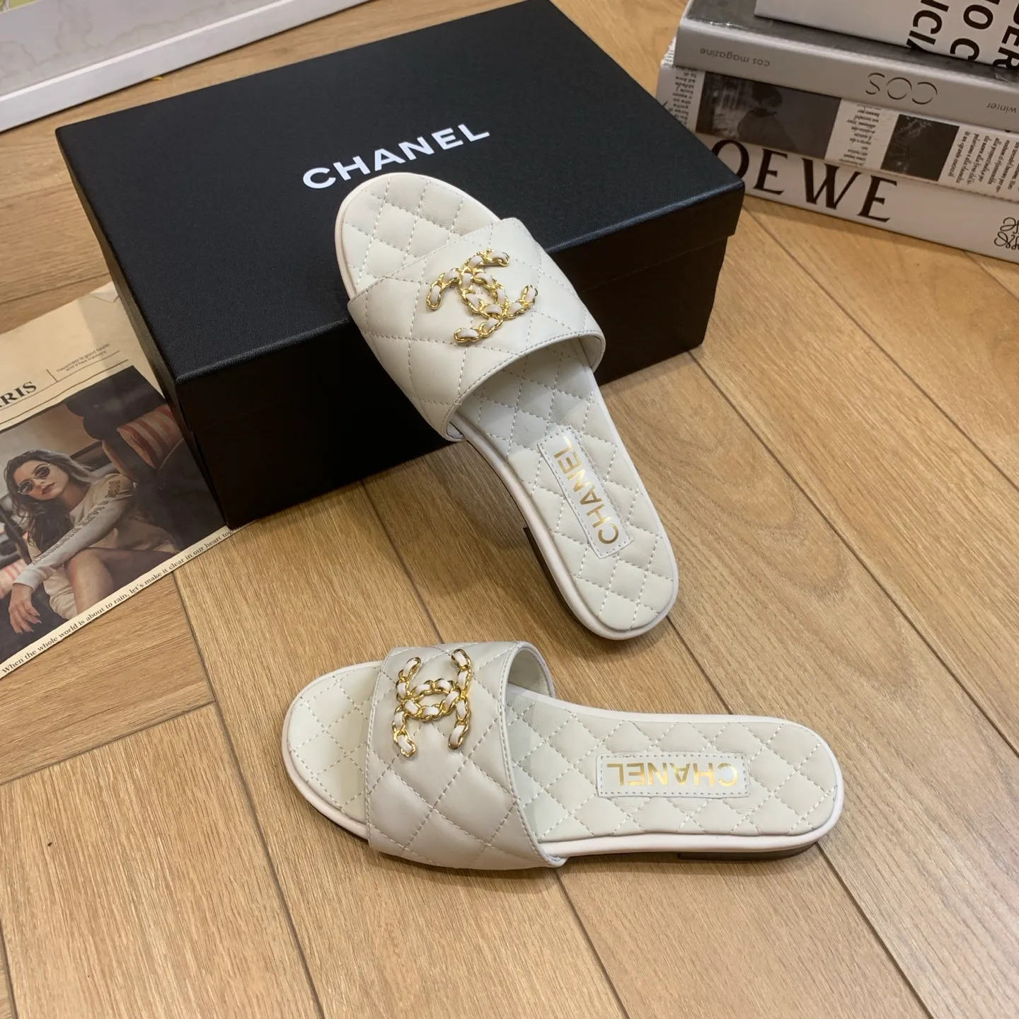👟👟Ex-factory price 500👟👟 🍀Chanel Xiaoxiang 25ss new lazy double C-buckle slippers. Versatile, slimming and elegant slippers. A slipper with great appearance. It looks great with any combination! Lazy slippers are worth recommending. Calfskin upper, mixed sheepskin lining, Italian genuine leather outsole. Size: 35-41 (40 and 41 customized, non-refundable) 👉